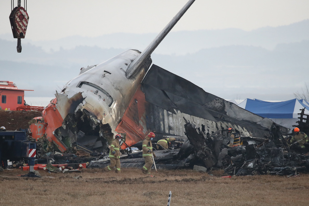 韩政府调查报告认定：济州航空空难因飞行员误操作致双发失效