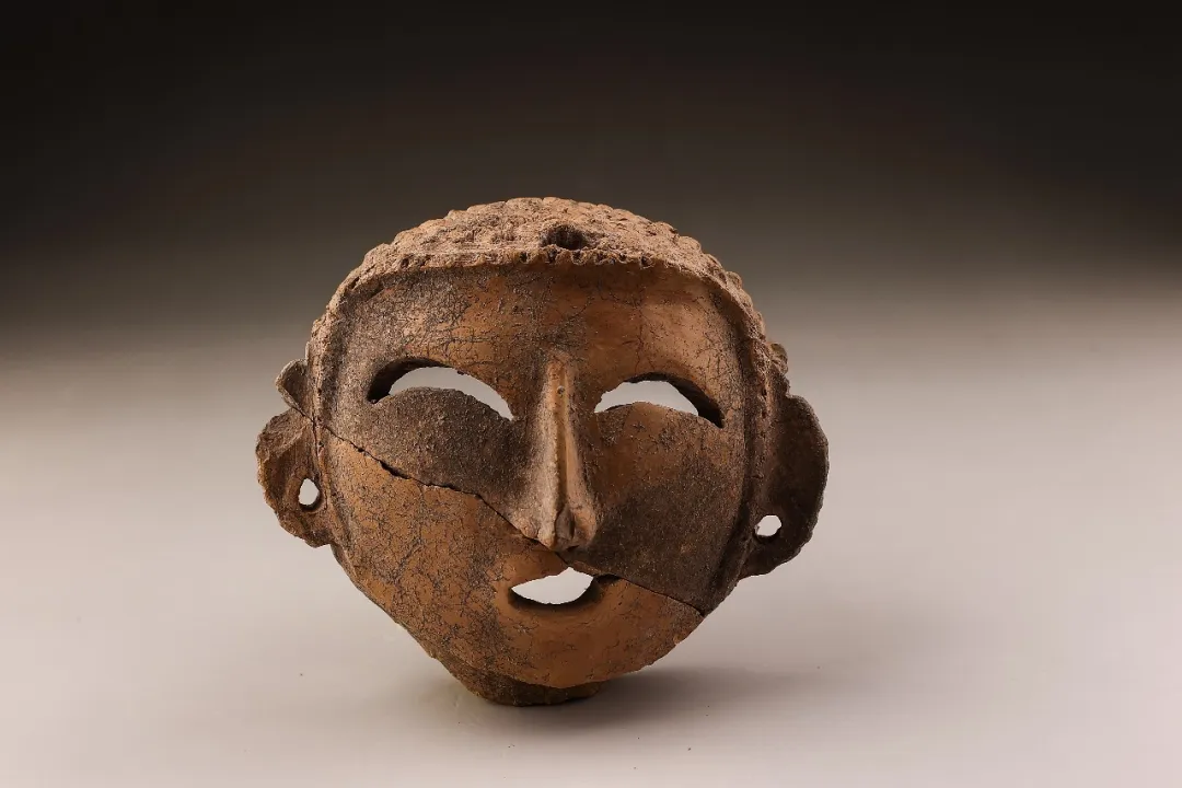 看五千年前的精致呆萌人面像，仰韶时代聚落被发现